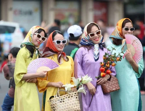 Cơn sốt mặc áo dài chụp hình Tết Giáp Thìn 2024 của giới trẻ Việt Nam